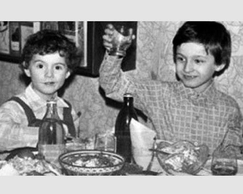 Сын Вероники Долиной – Антон Долин (справа) в детстве с братом