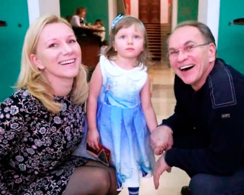 Алексей Гуськов с дочкой Натальей и внучкой Лизой