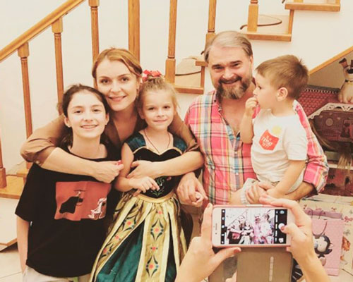 Светлана Антонова и Александр Жигалкин с детьми