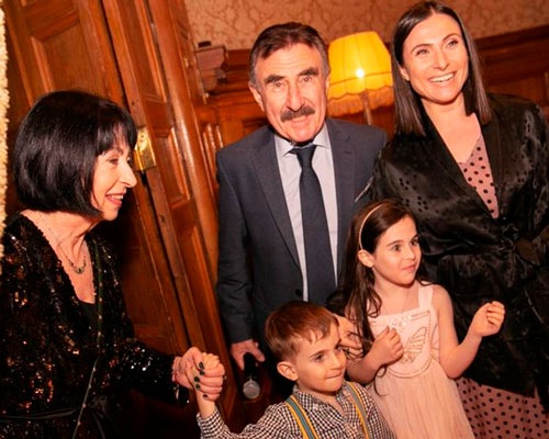 Леонид Каневский с семьей – женой, дочерью и внуками