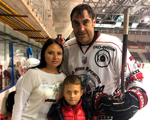 На фото: Алексей Дмитриев с женой и сыном