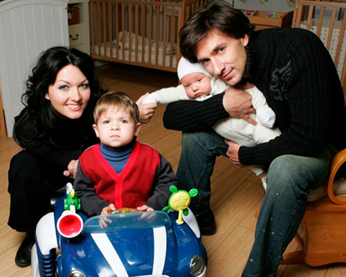 Григорий Антипенко и Юлия Такшина с детьми