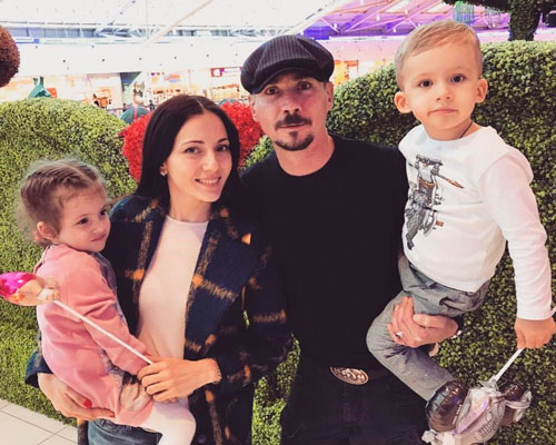 Денис Никифоров с женой и детьми