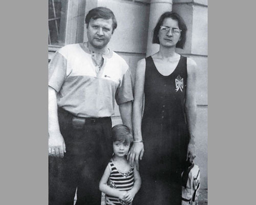 Роман Мадянов с женой Натальей и сыном