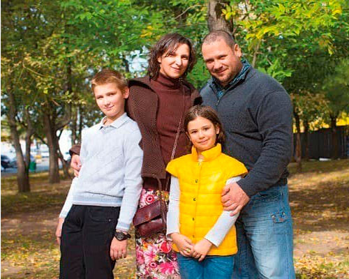 На фото: Олеся Железняк с мужем Спартаком и детьми