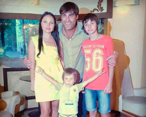 Актер Алексей Дмитриев с семьей