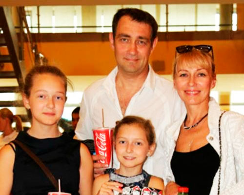 Юшкевич с женой и дочерьми Евдокией и Екатериной
