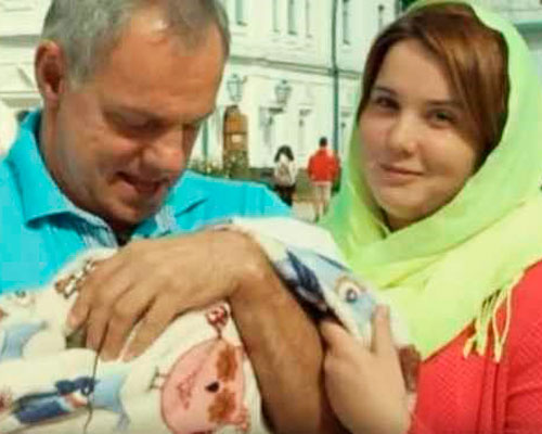 Александр и Ирина Моховы с новорожденным сыном Матвеем
