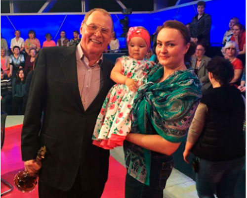 Владимир Гостюхин со старшей дочерью Ириной и внучкой