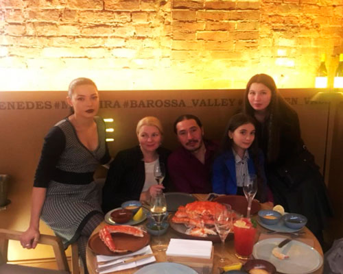 Анастасия Немоляева с семьей: супругом и дочерьми Софией, Евдокией и Ефросиньей