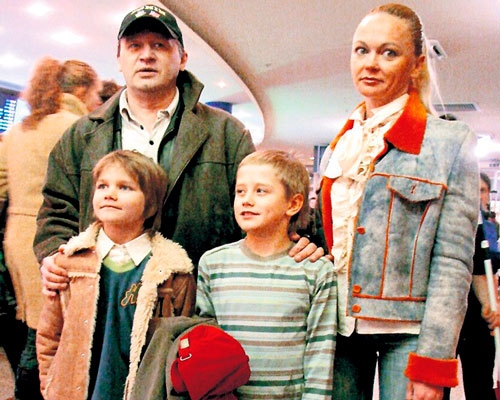 Олег Фомин со второй женой Аленой, сыном и его другом
