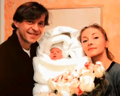 Анна Казючиц и Егор Грамматиков с новорожденным сыном