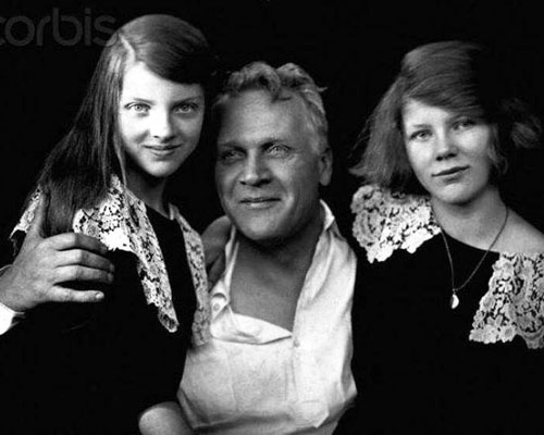 Федор Шаляпин с дочками Марфой и Мариной