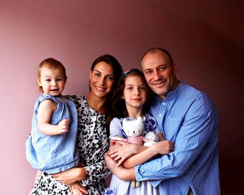 Константин Соловьев с женой и дочками