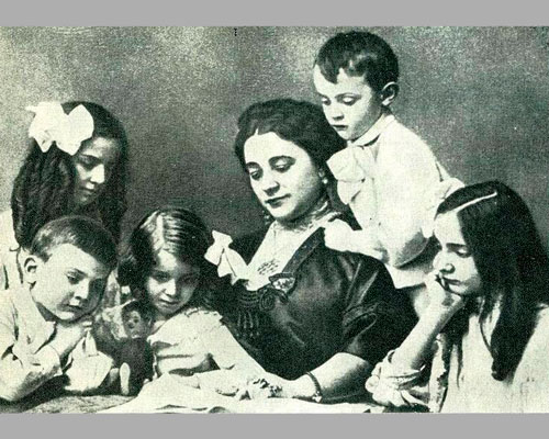 Иола Торнаги-Шаляпина с детьми