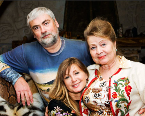 Вика Цыганова с мужем и с мамой