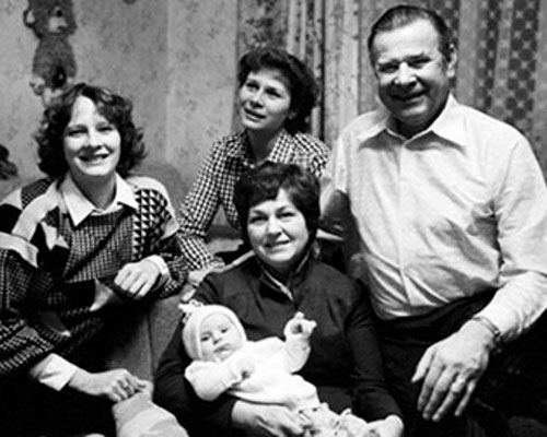 Лев Яшин с женой, дочерями и внуком