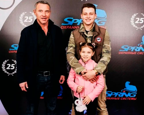Максим Дрозд с сыном Егором и дочкой Соней