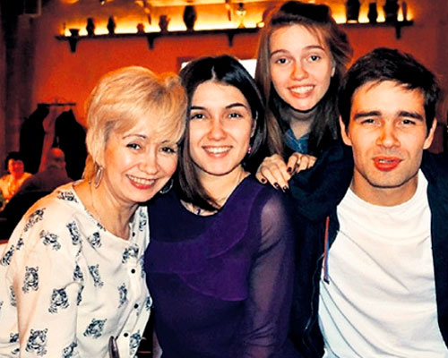 Актер Петр Федоров с мамой и сестрами