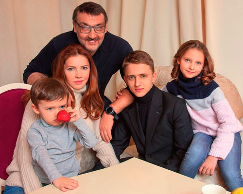 Нина Приемыхова с мужем Романом и детьми