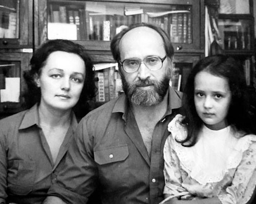 Ирина Власова в детстве с родителями