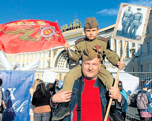 Дмитрий с сыном в День Победы