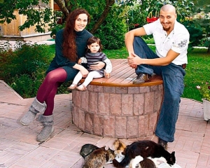 Александр устюгов семья фото с женой и детьми