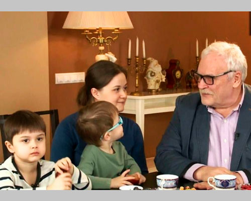 Борис Невзоров с дочкой Полиной и внуками