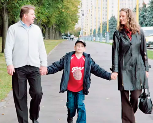 Ольга и Владлен с сыном Глебом на прогулке