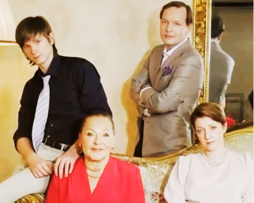 Раиса Рязанова в кругу семьи: с сыном Данилой, невесткой Аленой и внуком Андреем