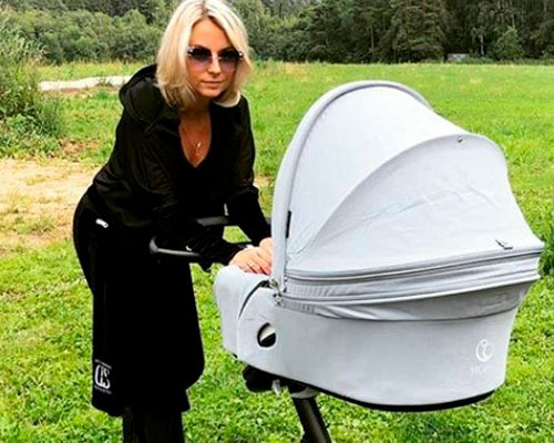 Дарья Сагалова с новорожденным сыном на прогулке