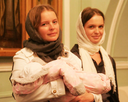 Анна с дочкой и младшей сестрой во время крестин