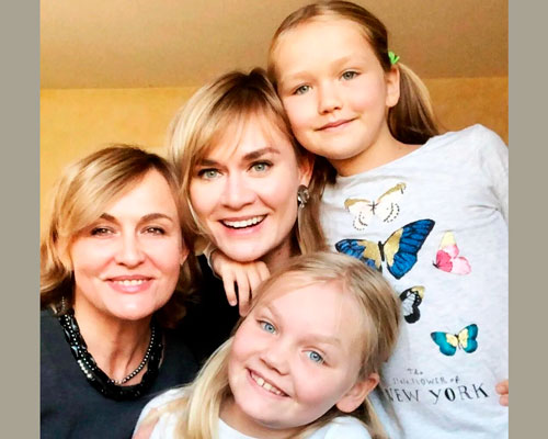 Елена Шевченко с дочкой Машей и внучками
