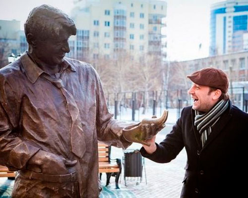 Виктор Логинов у скульптуры «Гена Букин» в Екатеринбурге