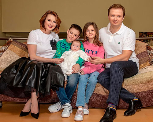Ирина Слуцкая с мужем и детьми