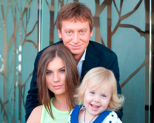 Михаил Трухин с женой и дочкой