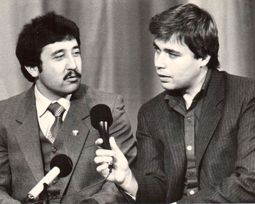 Журналист Дмитрий Муратов беседует с читателем газеты. 1986 год