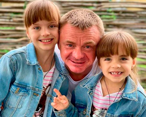 Владимир Сычев с дочерьми – Анной и Марией