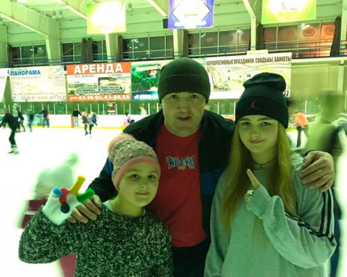 Денис и Анна Лебедевы с дочками