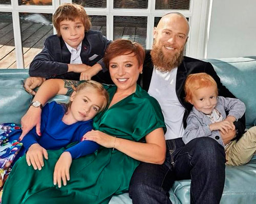 Тутта Ларсен с детьми и мужем