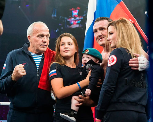 После боя боксера поздравляют дочери и семимесячный Клим