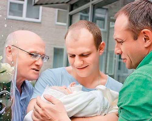 Максим Флеров с отцом, дедом и новорожденной дочкой