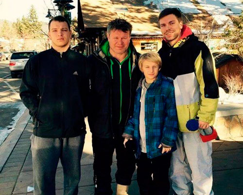 Олег Тактаров с сыновьями