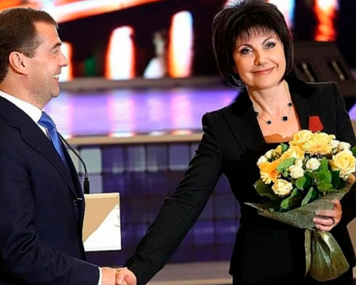 Президент РФ Дмитрий Медведев вручает награду Татьяне Митковой
