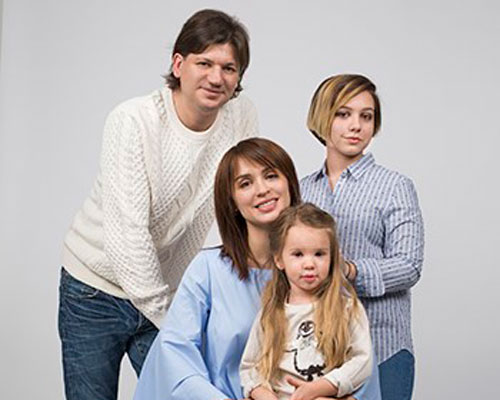 Ирина Муромцева с Максимом Волковым и дочерями