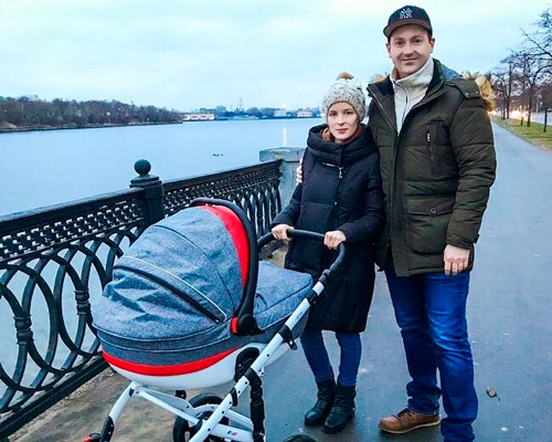 Никита Тарасов с семьей на прогулке