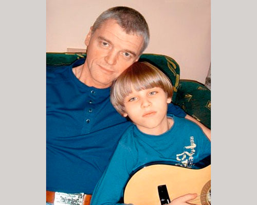 Сергей подарил сыну гитару